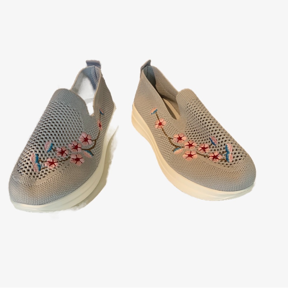 Summer casual slip on for women.  Maker unknown.  Size 36 European and 5-5.5 US.